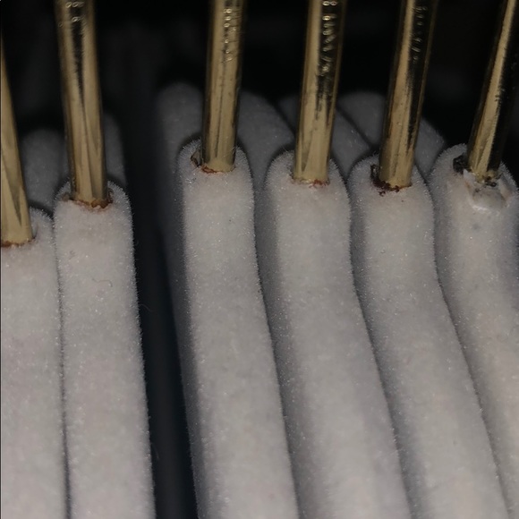 Set of 10 ivory fuzzy hangers with gold hook - Picture 3 of 3